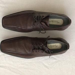Kenneth Cole New York men’s 10 1/2 brown Oxford shoes.